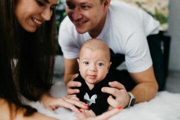 Ouders knuffelen met baby in een Ronald McDonald huis