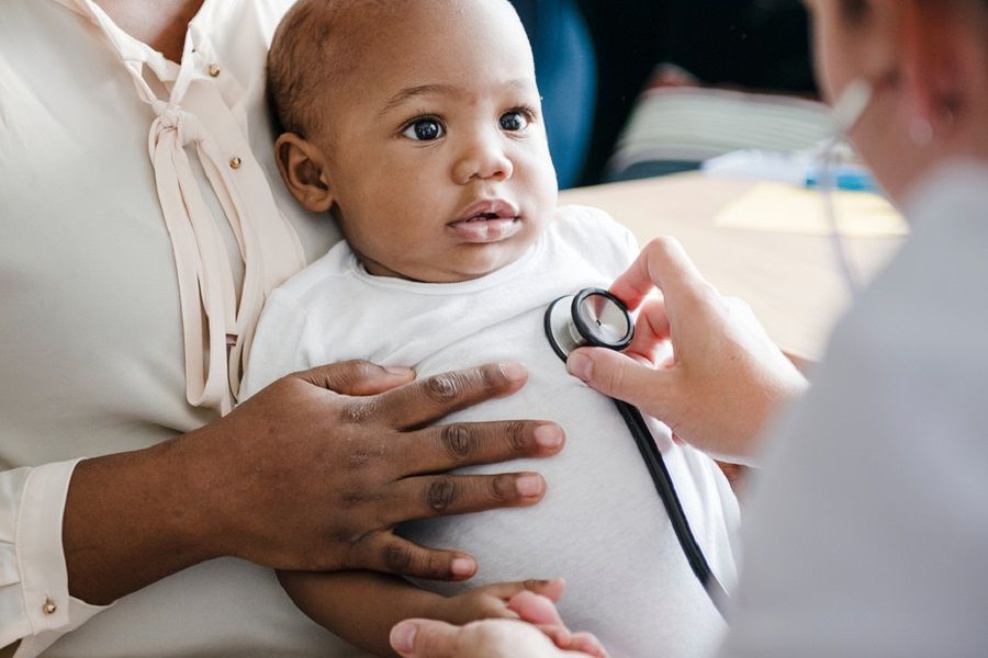 Baby krijgt onderzoek op consultatiebureau tijdens corona uitbraak
