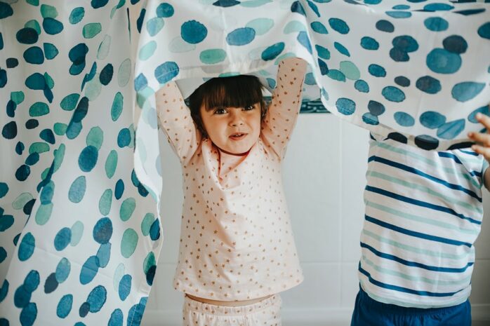 Kinderen spelen verstoppertje als peuteractiviteit