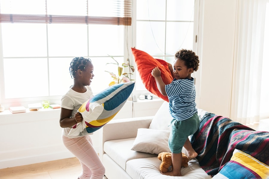 kinderen houden kussengevecht als peuteractiviteiten zonder scherm