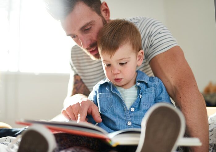Vader leest zijn zoon een boek voor als peuteractiviteit