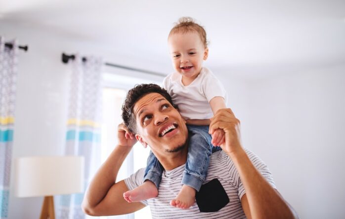 Vader en zoon doen samen een indoor speurtocht
