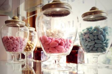 Verschillende suikerbonen in glazen pot als doopsuiker en geboortebedankje