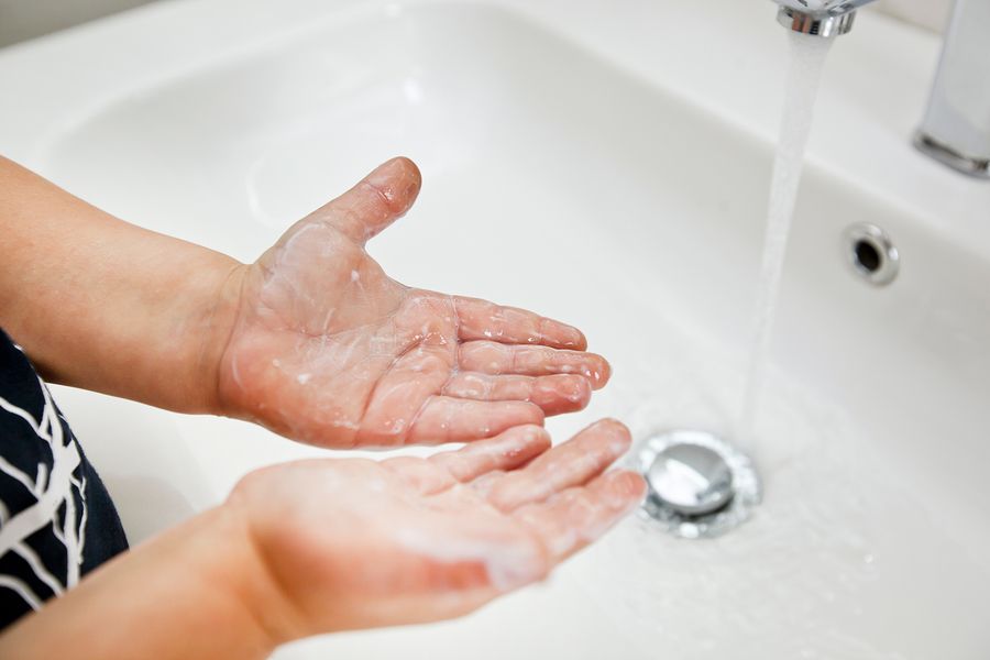 Kindje houdt zich aan extra hygiënemaatregelen tegen het coronavirus door goed zijn handen te wassen