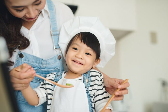 Moeder en dochter bakken als peuteractivteit