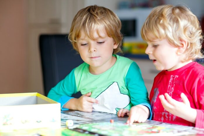 Broertjes spelen Bordspel als peuteractiviteit