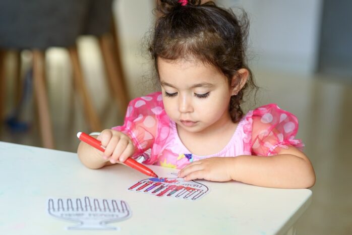 Meisje is aan het knutselen als peuteractiviteit