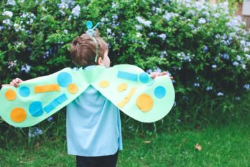 Jongetje verkleed als vlinder leert over duurzaamheid in de natuur