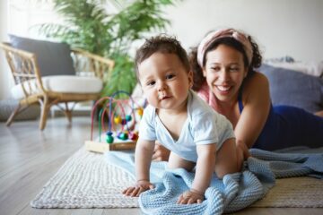 moeder die haar kindje met opvoedstijlen opvoedt