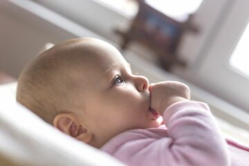 Baby troost zichzelf door te duimen