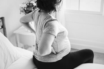 Vrouw is overtijd en wacht op baby