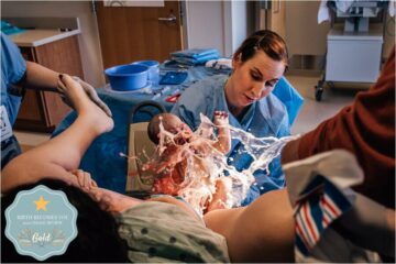 Baby wordt geboren met een grote plens vruchtwater