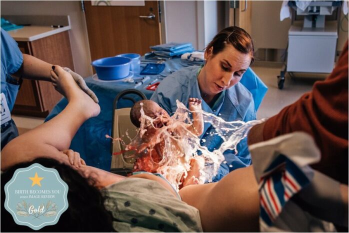 Baby wordt geboren met een grote plens vruchtwater