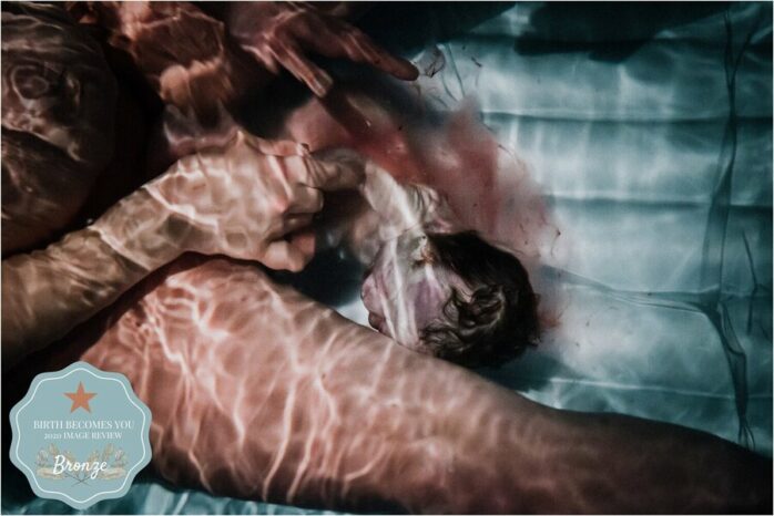 Baby komt ter wereld bij een bevalling in bad