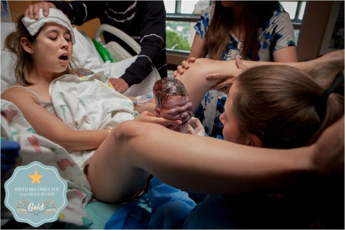 Vrouw pakt haar baby aan die net geboren is