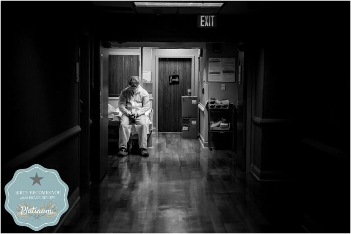 Man wacht in ziekenhuis op zijn vrouw die aan het bevallen is