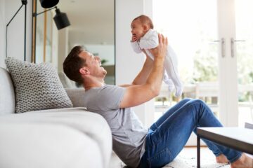 vader speelt met baby op vaderdag