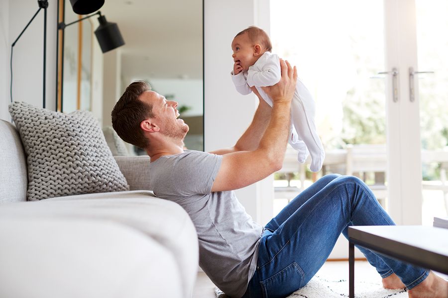 vader speelt met baby op vaderdag