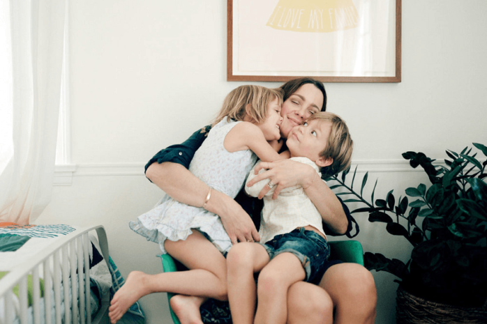 Mama knuffelt kinderen