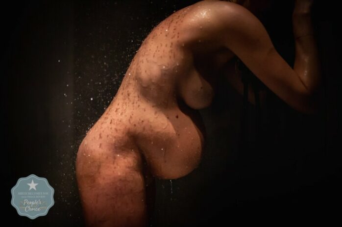 Vrouw puft weeën weg onder de douche