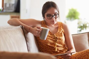 Vrouw zoekt wat kleur cervixslijm betekent