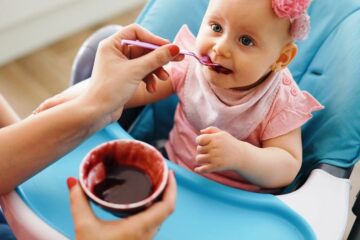 Baby krijgt fruithapje