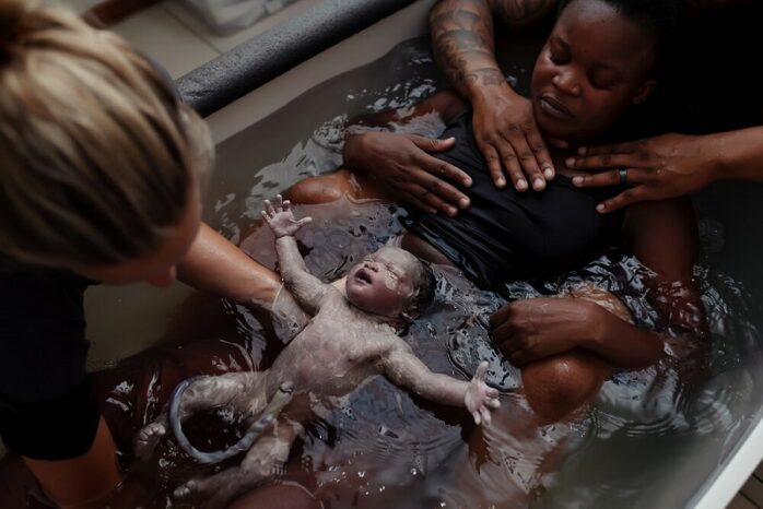 Baby wordt geboren bij badbevalling