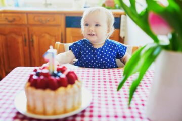 Baby viert verjaardag van Chinese leeftijd met taart