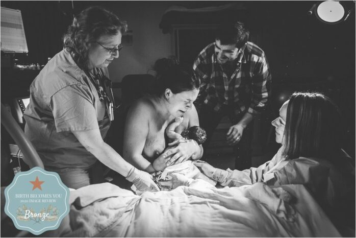 Moeder houdt pasgeboren baby vast