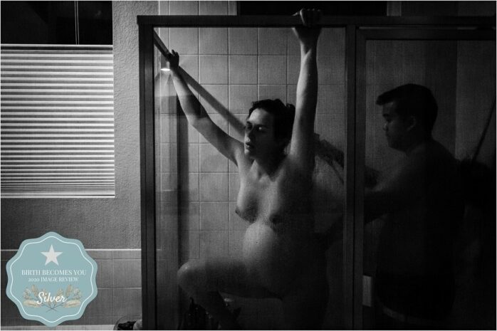 Man houd de douchekop op zijn vrouw tegen de weeën