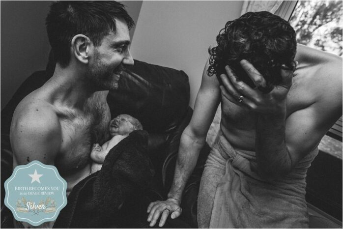 Homostel houdt geëmotioneerd hun pasgeboren kindje vast