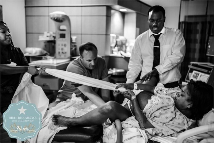 Vrouw trekt aan laken tijdens persen