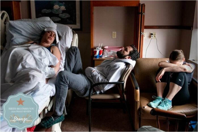 Man wacht slapend tijdens de bevalling