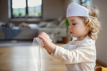 Meisje is verkleed als dokter en behandeld kinderziektes met vlekjes