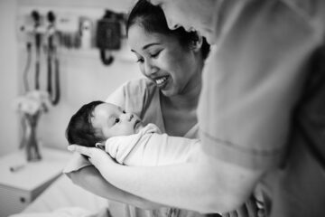 Moeder en vader zijn verrast na de bevalling