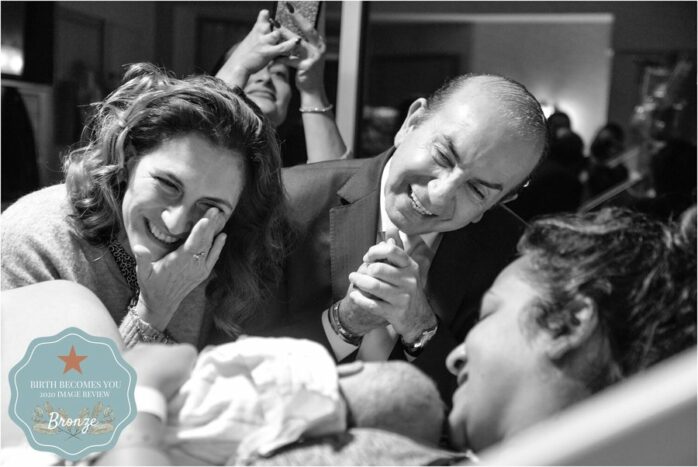 Kersverse opa en oma pinken een traantje weg