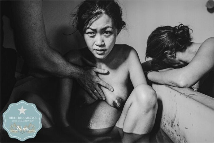 Man ondersteunt zijn vrouw met weeën