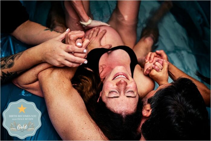 Partner en bevallende vrouw liggen in bad