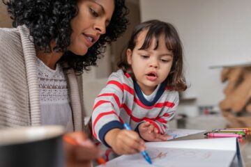 Moeder en peuter zijn een vaderdagcadeau aan het knutselen