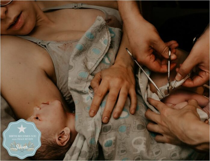 De navelsteng wordt doorgeknipt terwijl de moeder en pasgeboren baby elkaar aankijken