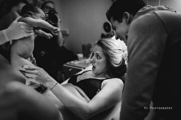 Vrouw kijkt verbaast naar het geslacht van haar baby