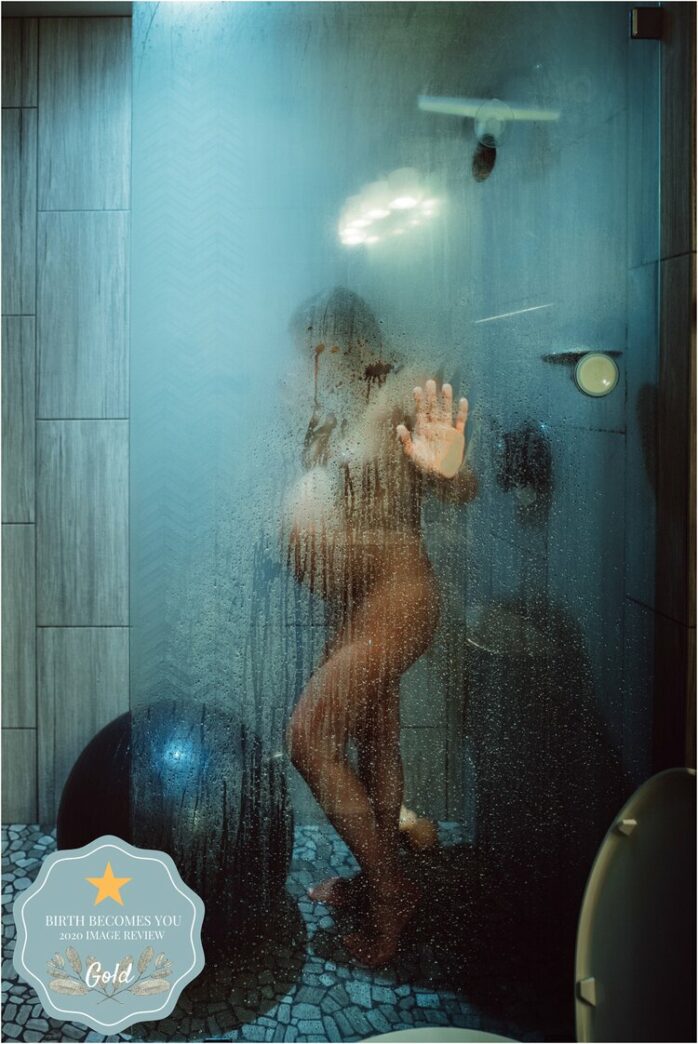 Zwangere vrouw vangt weeën op onder de douche