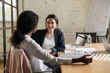 Zwangere vrouw bespreekt haar zwangerschap met haar werkgever en werkt de checklist af