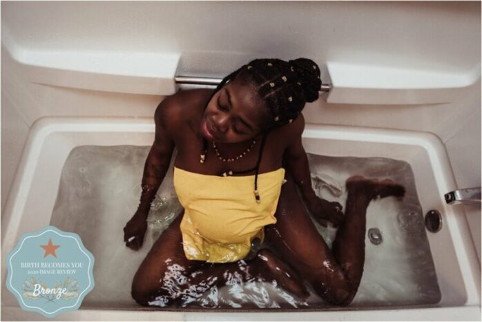 Vrouw vangt weeën op in bad