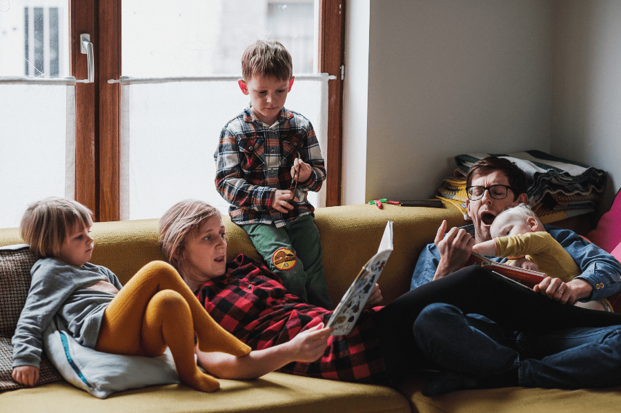Ouders die opvoeden tijdens corona raken uit balans en hangen op de bank met het gezin