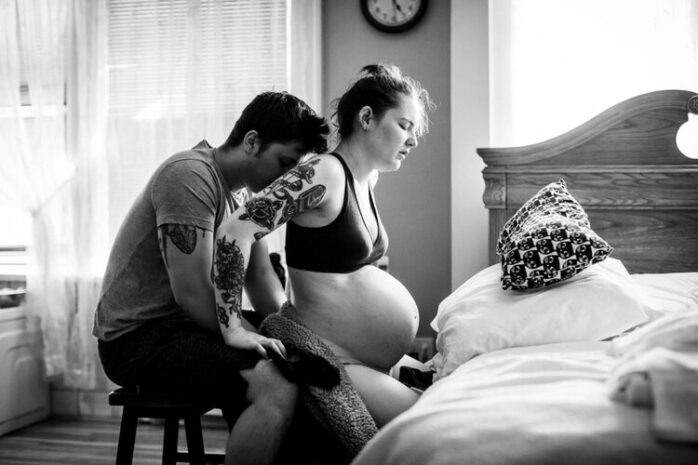 Partner ondersteunt zijn vrouw die aan het bevallen is