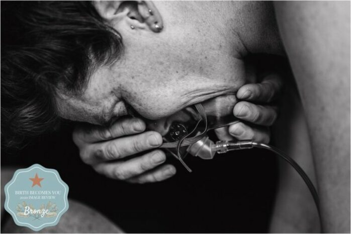 Vrouw krijgt lachgas om weeën op te vangen