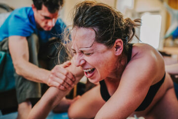 Vrouw schreeuwt met haar ogen dicht