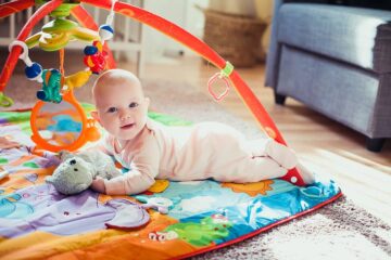 Baby speelt met babygym