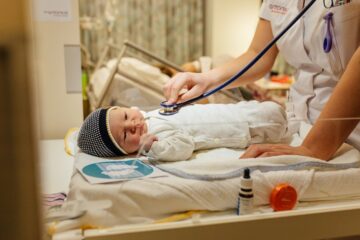 De apgar score wordt bij een pasgeboren baby berekend